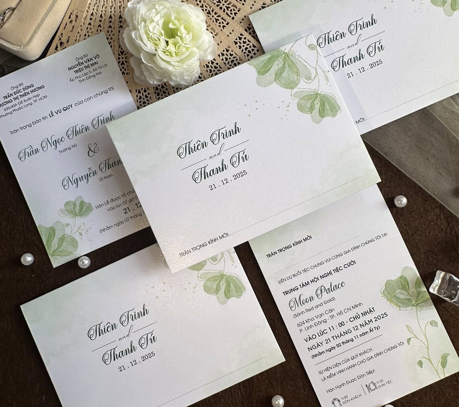 THIỆP CƯỚI LÁ XANH THỦY MẶC TINH TẾ – VẺ ĐẸP TỰ NHIÊN VÀ SANG TRỌNG